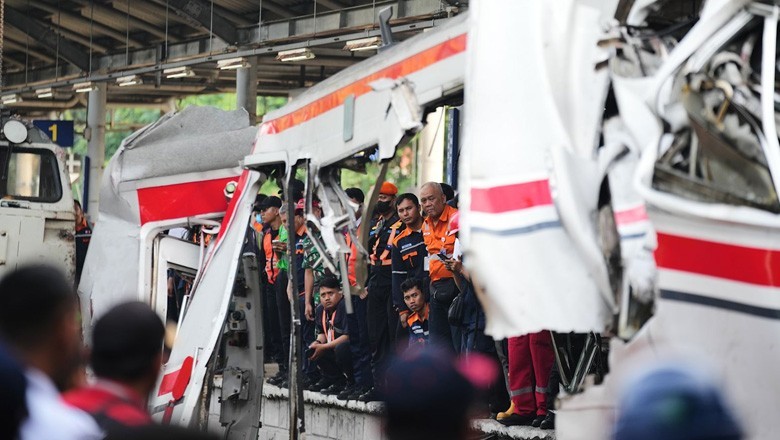 Indonesia train crash near Jakarta kills 14, prompts presidential investigation