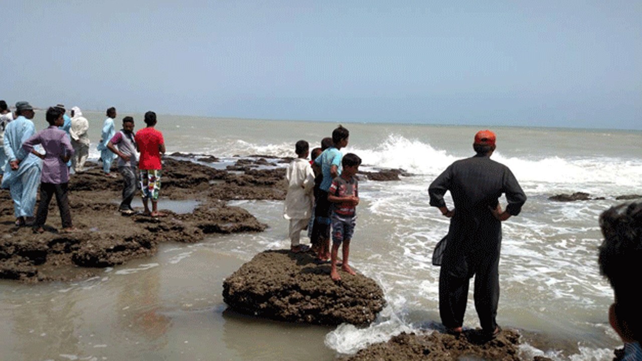 Body of man who drowned while swimming at Sandspit Beach found near Manora