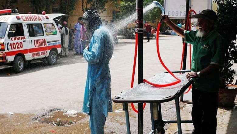Karachi swelters as mercury hits 45°C