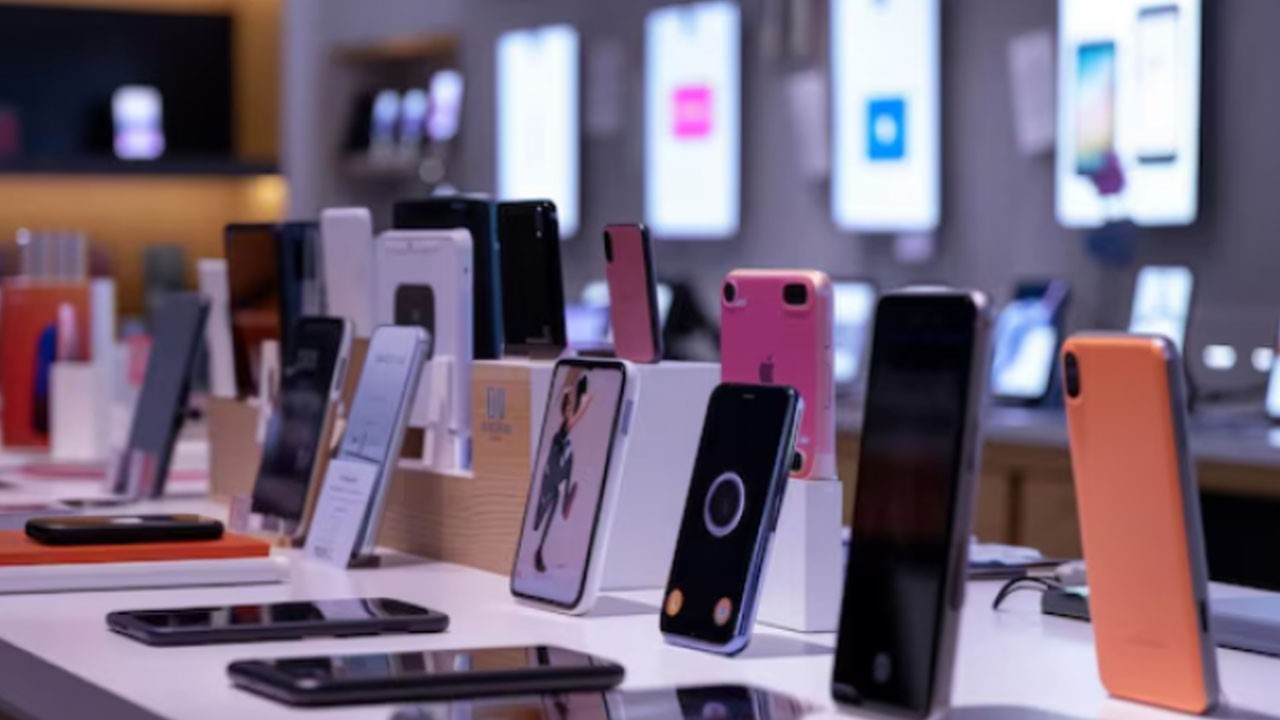 Govt mulling proposal to end PTA tax on cellphones: federal minister