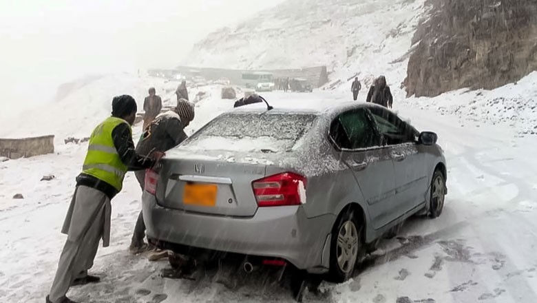 KP authorities issue advisory for Babusar Top amid heavy snow