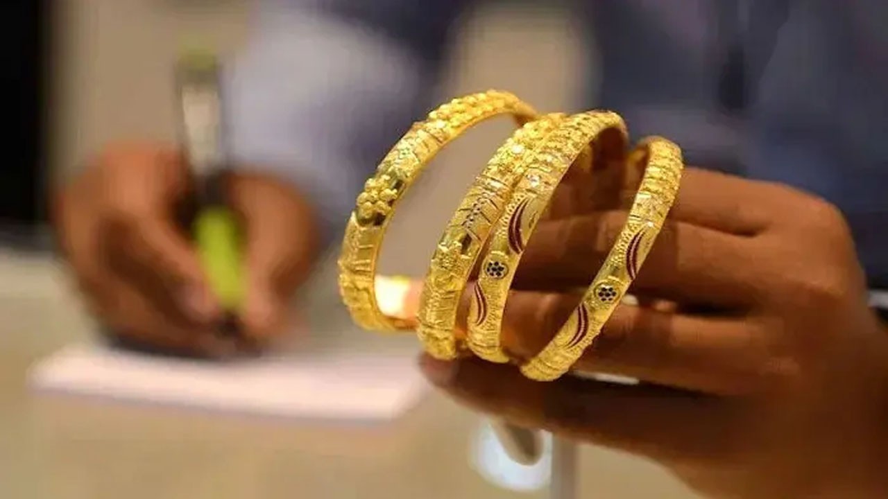 Gold price rises while silver falls in local market