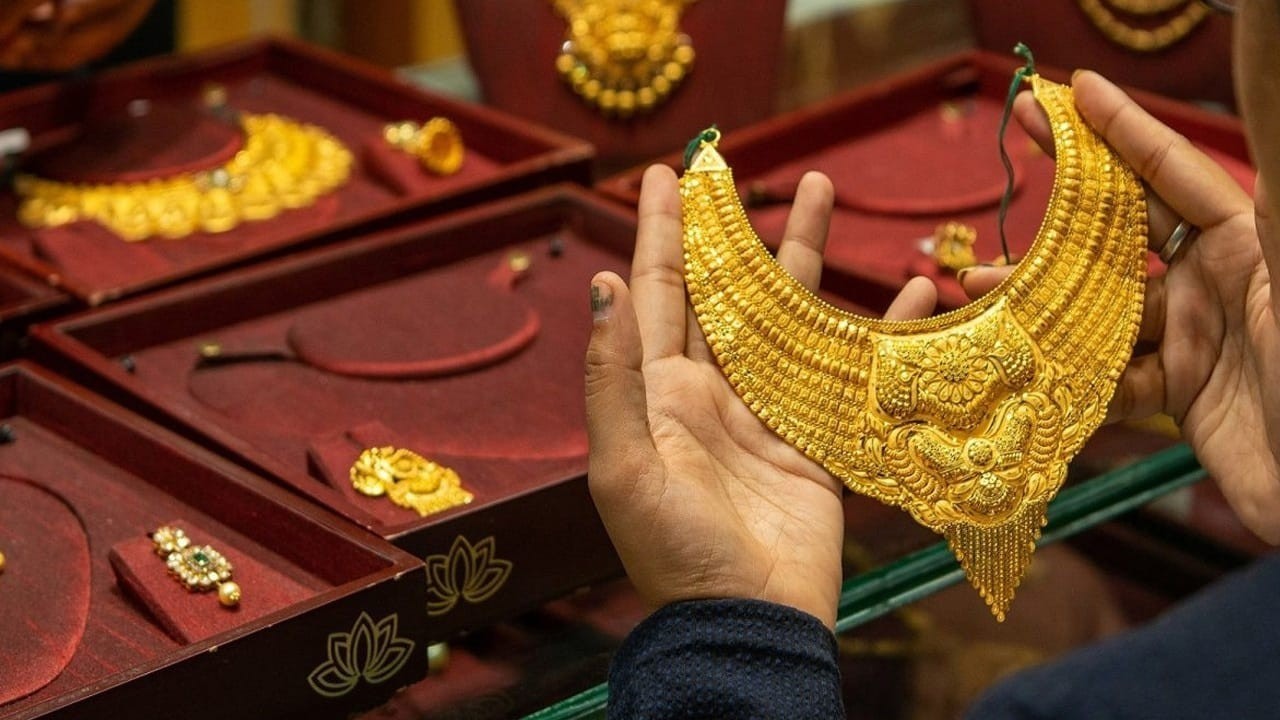 Gold prices fall by Rs1,469 per tola in Pakistan