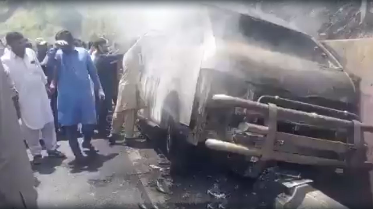 Deadly blaze engulfs van on Murree Expressway