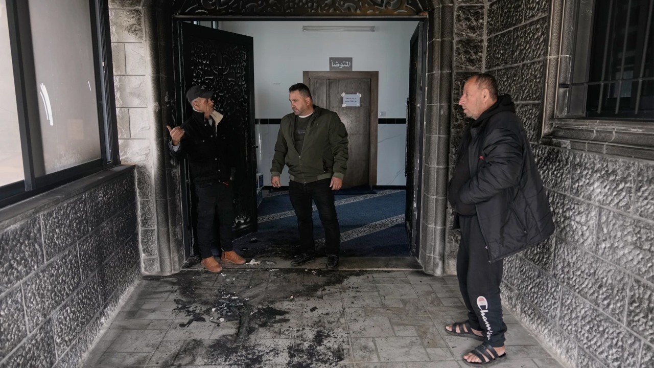Israeli settlers set fire to mosque in West Bank