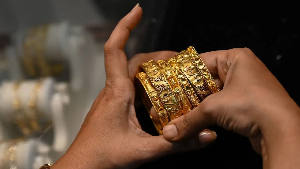 Gold prices drop sharply in Pakistan as global market weakens