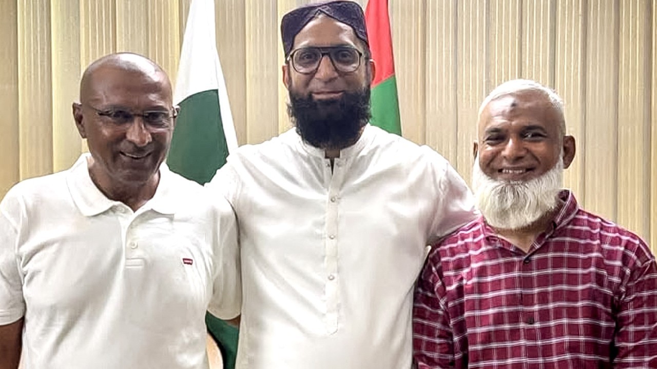 Rehman Bhola, Zubair Charya reach MQM headquarters after being released from jail