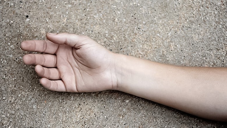Woman, 8-year-old daughter found dead in home in Karachi