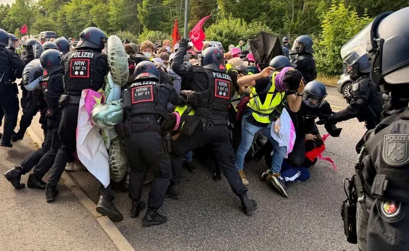 Thousands protest in Germany as far-right AfD sets sights on power