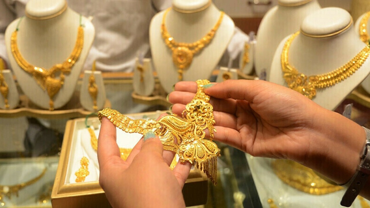 Gold prices fall Rs2,500 per tola in Pakistan