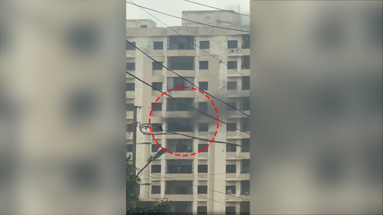 Apartment gutted in fire in Karachi's Dalmia Road area