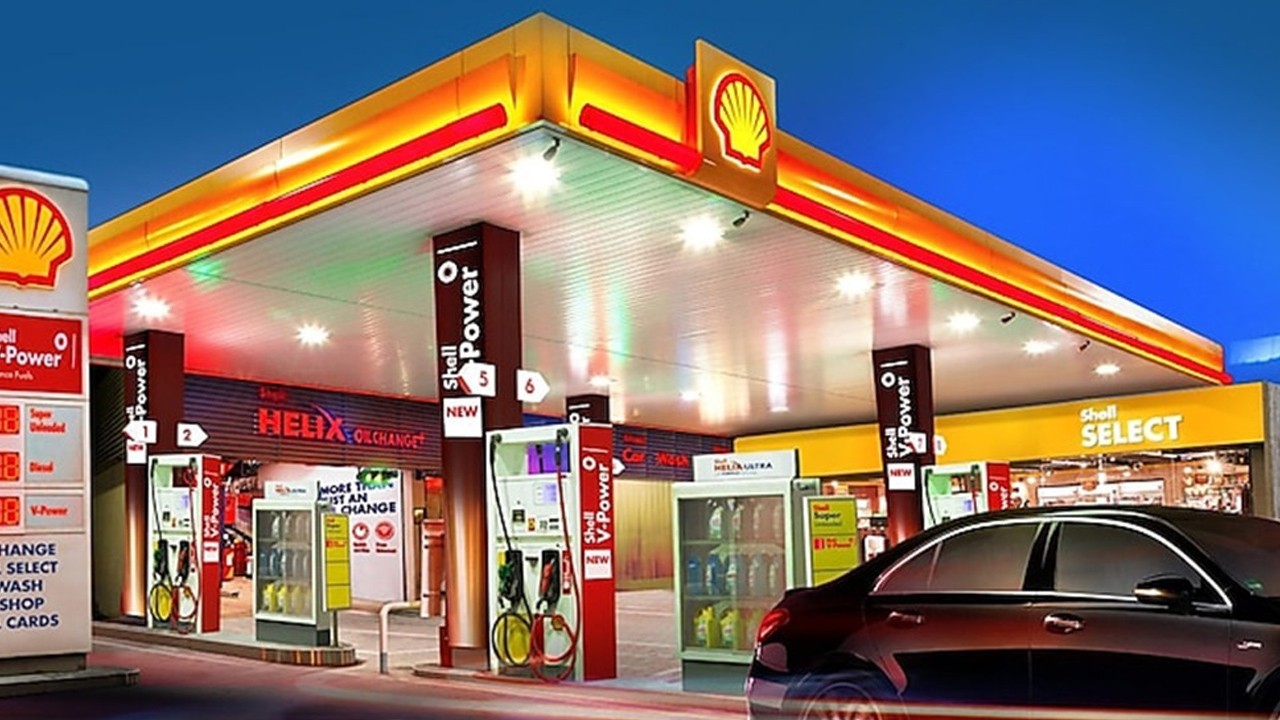 Petrol pump owners warn of strike over proposed daily fuel price revision