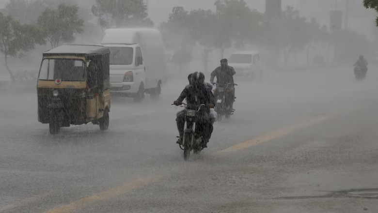 Light rain expected in parts of Karachi, says Met Office