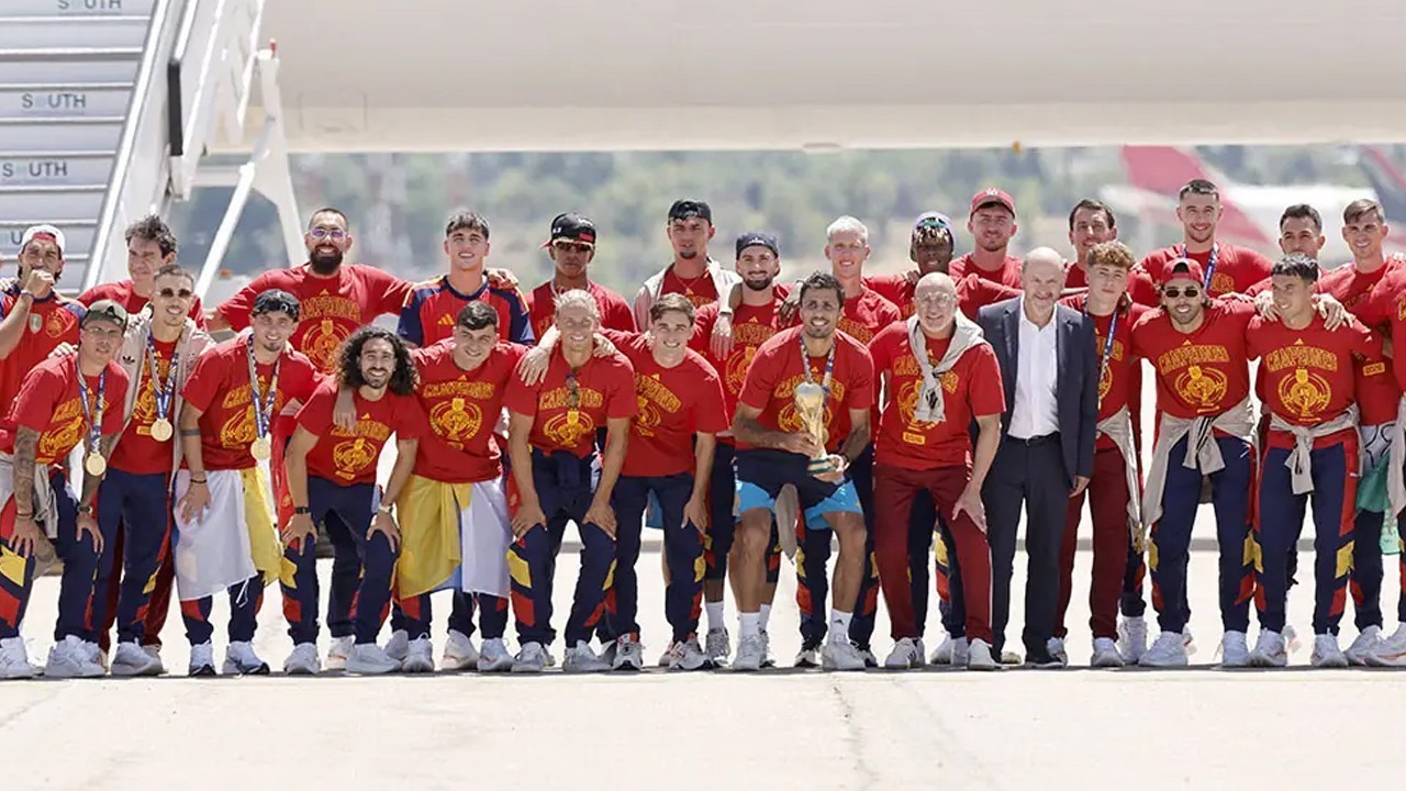 Spain's World Cup winners return home to heroes' welcome