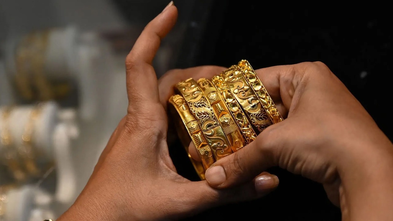 Gold rises by Rs4,700 per tola in Pakistan