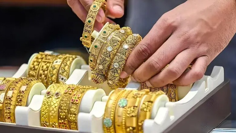 Gold price drops Rs1,800 per tola in Pakistan