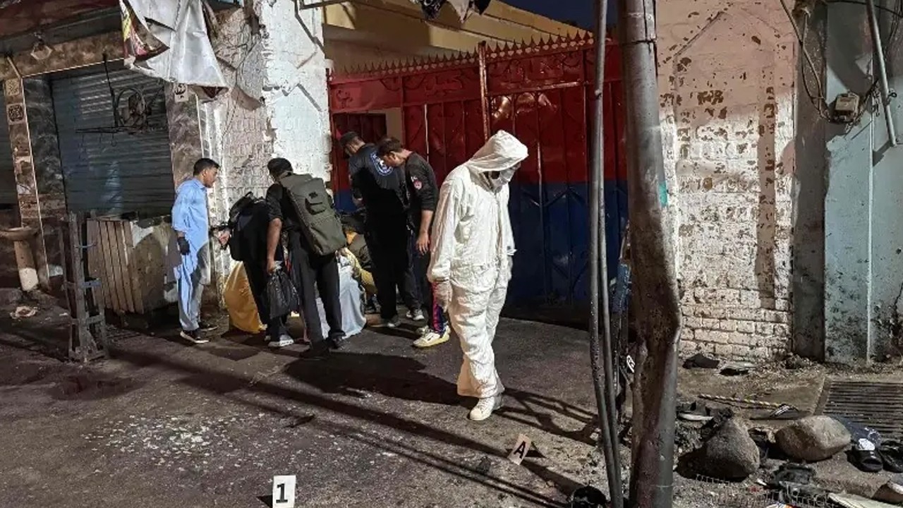 Seven killed, 18 injured in suspected suicide bombing near Swat police station