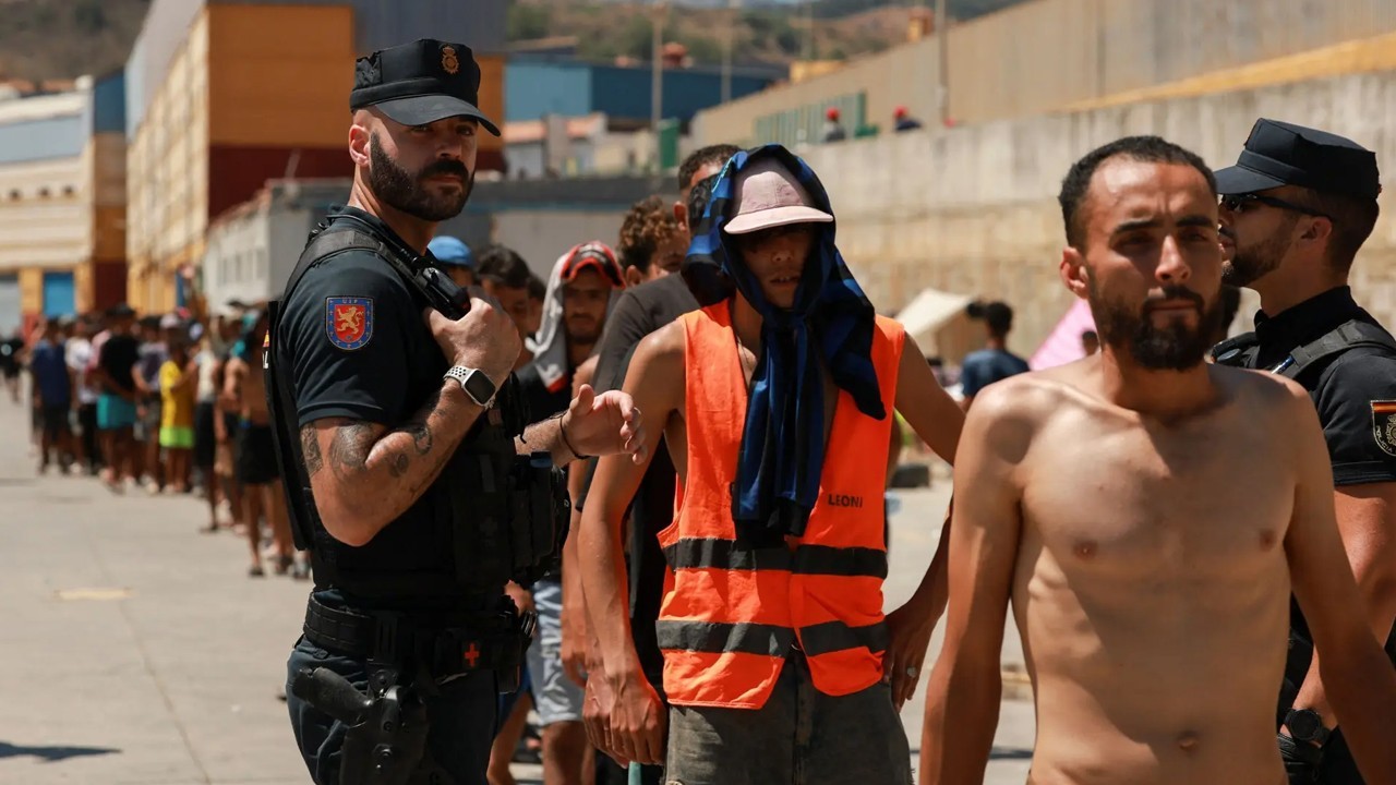 Spain to begin random checks on travellers from Italy amid border row
