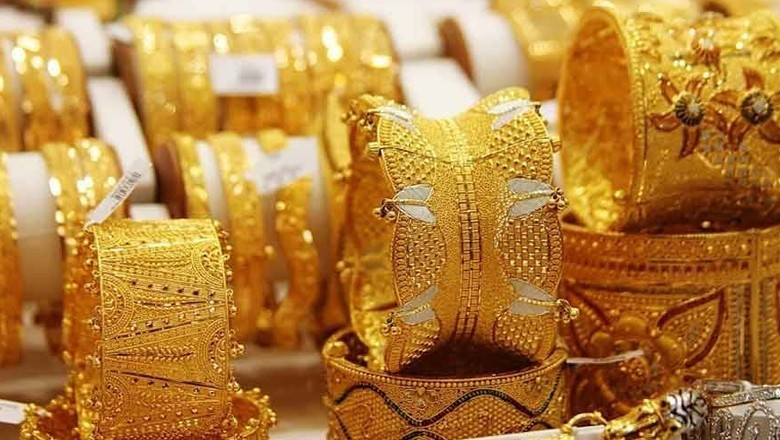Gold prices in Pakistan fall by Rs3,500 per tola