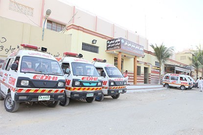 Robber killed, accomplice flees as security guard foils snatching attempt in Karachi