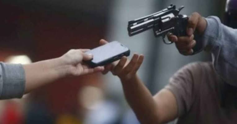 Safoora Chowrangi robbery: Robbers snatch food parcel, mobile phone and cash