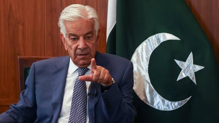Khawaja Asif alleges PTI delayed long march to ‘steal’ donations