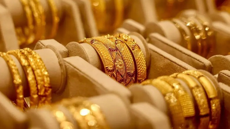 Gold prices plunge Rs12,800 per tola in Pakistan amid global sell-off