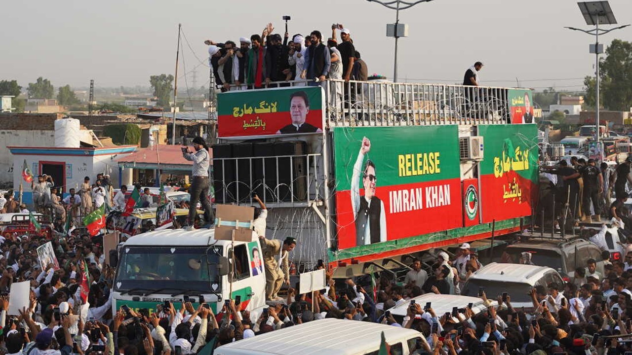 PTI marchers divert route, proceed towards Khyber