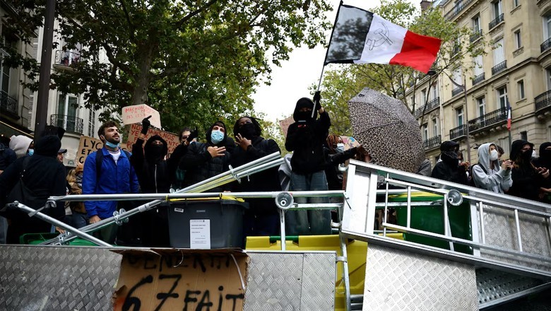 France’s student protests spread as anger over education system grows