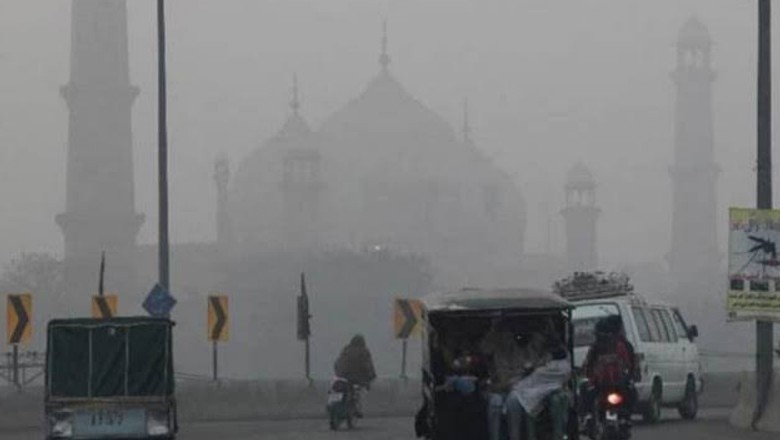 Lahore’s air quality index reaches 210, falling into ‘very unhealthy’ category as smog continues to affect city