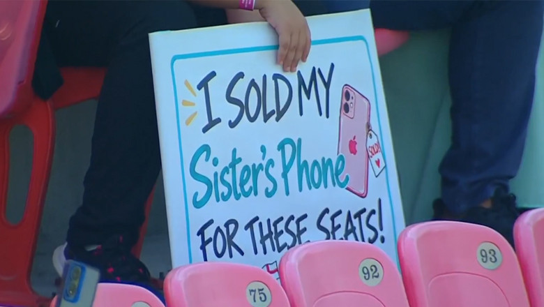 Fan’s banner about selling sister’s phone catches commentator’s attention