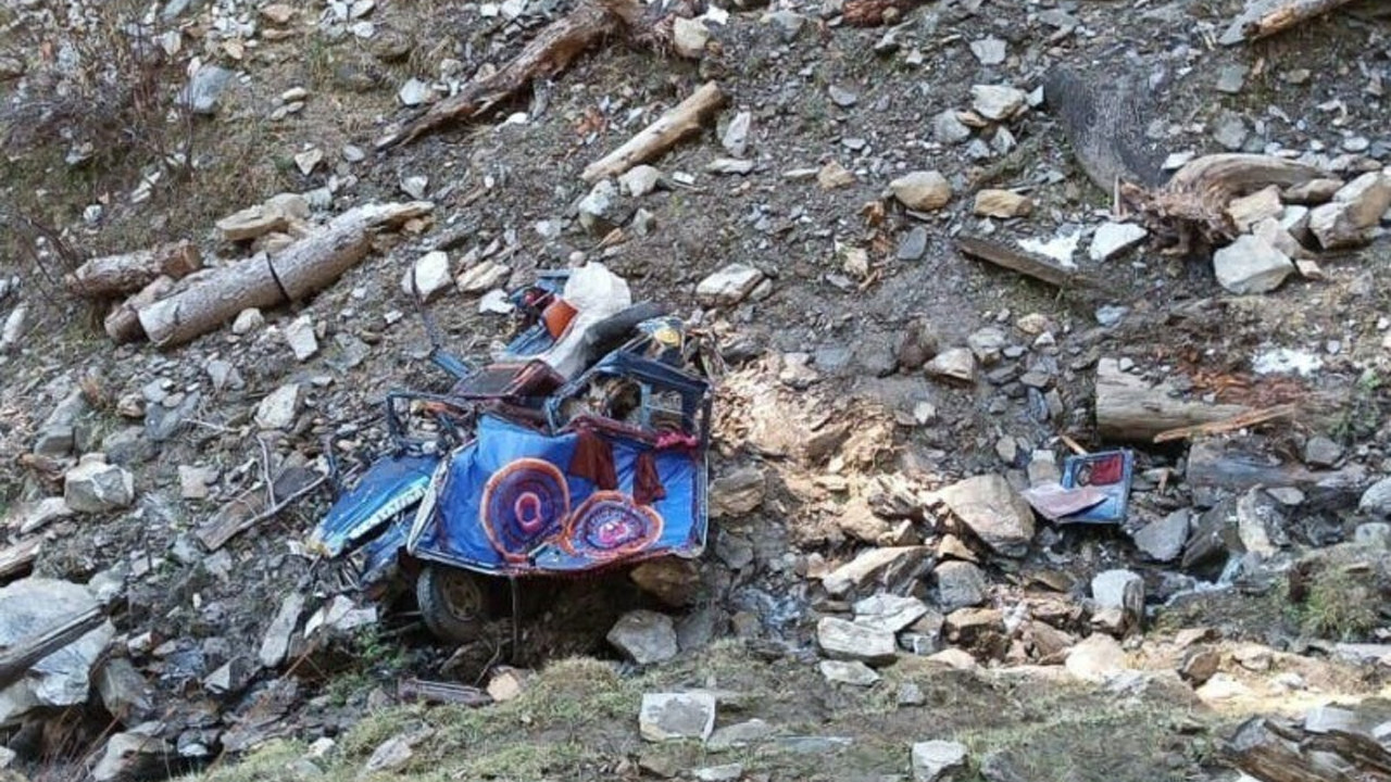 Seven killed as jeep plunges into 1,000-foot ravine in Azad Kashmir