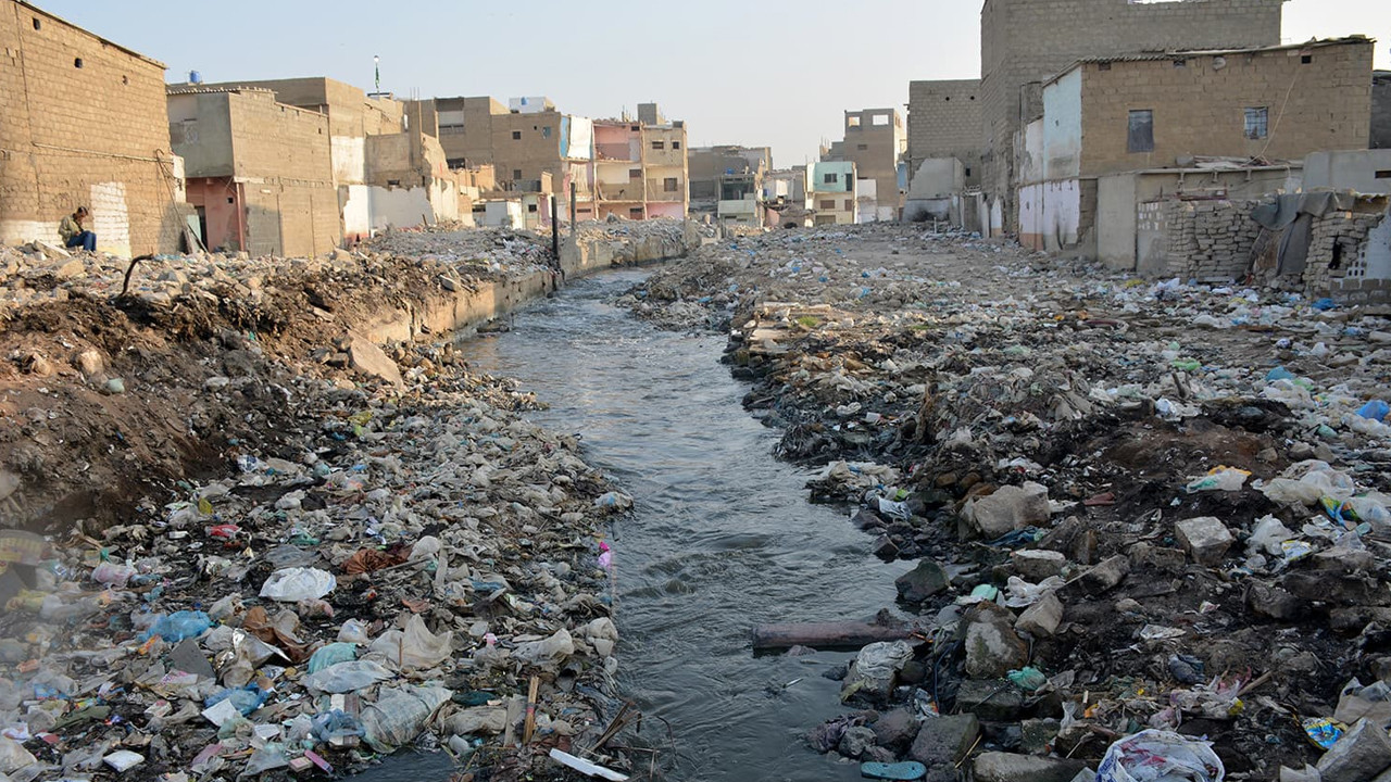 Poor waste management worsens Karachi’s air pollution and urban flooding