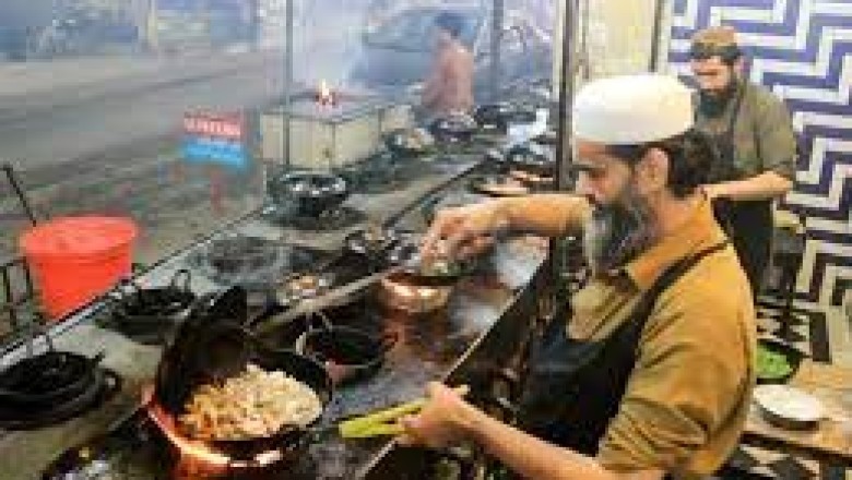 پاکستانی سوشل میڈیا صارفین نے متعدد پوسٹس میں یہ دعویٰ کیا ہے کہ خیبرپختونخوا پولیس نے شہریوں کو کتے کا گوشت کھلانے والے کئی ہوٹلوں پر چھاپے مارے ہیں ۔
