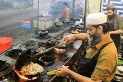 پاکستانی سوشل میڈیا صارفین نے متعدد پوسٹس میں یہ دعویٰ کیا ہے کہ خیبرپختونخوا پولیس نے شہریوں کو کتے کا گوشت کھلانے والے کئی ہوٹلوں پر چھاپے مارے ہیں ۔