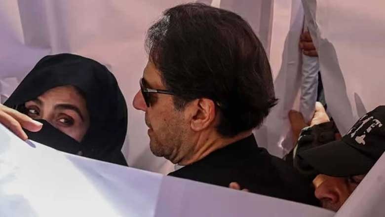 عمران خان اور بشریٰ بی بی کو نکاح سے پہلے متعدد بار قابل اعتراض حالت میں دیکھا، ملازم خاور مانیکا