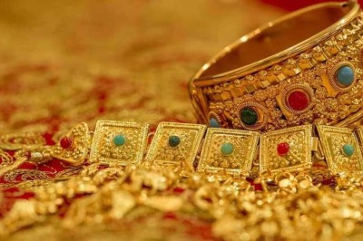 سونے کی قیمت میں سیکڑوں روپے کی کمی