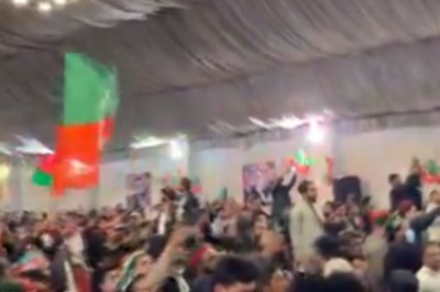 پی ٹی آئی کے پشاور کنونشن میں ’وڑ گیا‘ کے نعروں کی گونج