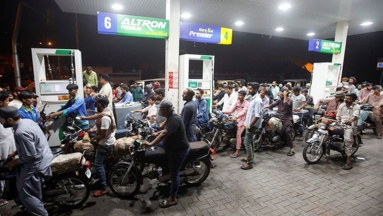 پیٹرولیم مصنوعات کی قیمتوں میں بڑی کمی کا امکان