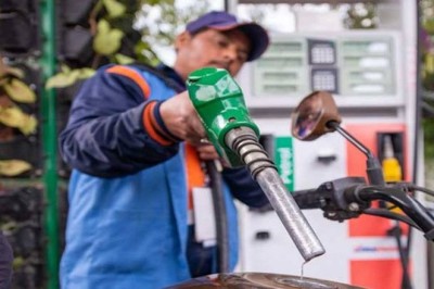 پیٹرول کی قیمت میں 14 روپے کی بڑی کمی کا اعلان