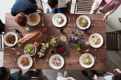 رات 9 بجے کے بعد کھانا کھانے سے فالج کا خطرہ بڑھ جاتا ہے، تحقیق