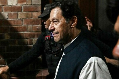 این اے 122 سے عمران خان کے کاغذات مسترد، قانونی ٹیم نے بڑا اعلان کردیا