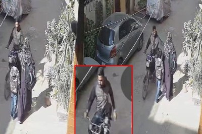 کراچی ، موٹرسائیکل سوار جنسی درندے کی خاتون سے غیراخلاقی حرکت کی ویڈیو وائرل