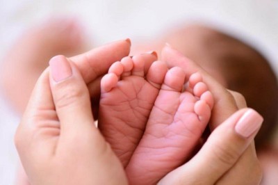 نومولود بچوں کو اغوا کے بعد فروخت کرنے والی خاتون گرفتار، 8 کارروائیوں کا اعتراف