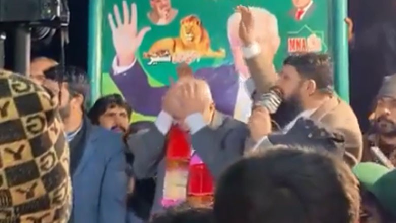 کارنر میٹنگ کے دوران لیگی امیدوار کے سر پر اچانک کیا چیز آکر لگی؟ ویڈیو دیکھیں