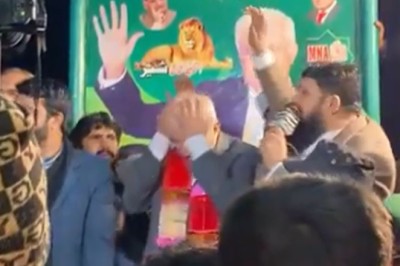 کارنر میٹنگ کے دوران لیگی امیدوار کے سر پر اچانک کیا چیز آکر لگی؟ ویڈیو دیکھیں