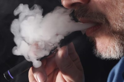 نوجوانوں کو بچانے کیلیے ای سگریٹ پر پابندی عائد