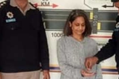 موٹروے پولیس کی ایمانداری، امریکی خاتون کو ہیرے کی قیمتی انگوٹھیاں واپس لوٹا دیں