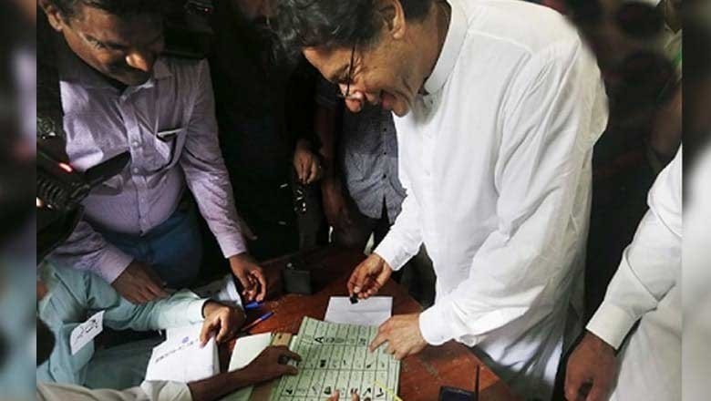 عمران خان نے اڈیالہ جیل میں اپنا ووٹ کاسٹ کردیا
