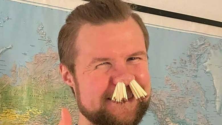 ناک کے نتھنوں میں سب سے زیادہ تیلیاں پھنسانے کا عالمی ریکارڈ قائم